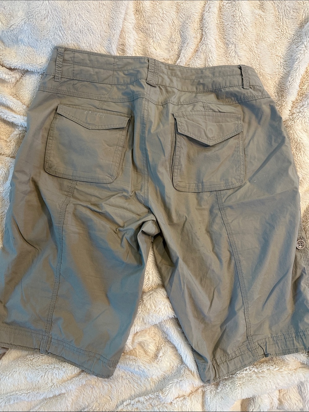 Columbia Woman’s cargo shorts - Picture 3 of 3
